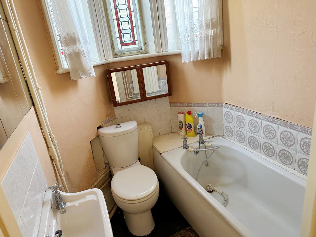 Lot: 141 - THREE-BEDROOM MAISONETTE FOR IMPROVEMENT - First Floor bathroom with bath, WC and basin